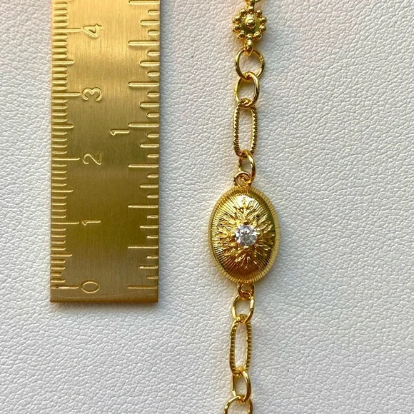 Elegant Gold Bracelet with Crystal Accent - Picture 2 of 3